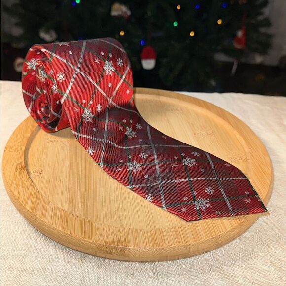 Holidays Traditions Christmas 100% silk tie in perfect condition by Hallmark - Picture 3 of 6